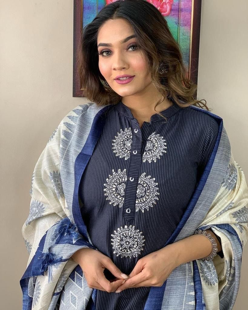 PRD0012 Pure cotton handwoven kurta with embroidery work paired with flower kota silk dupatta and cotton pants