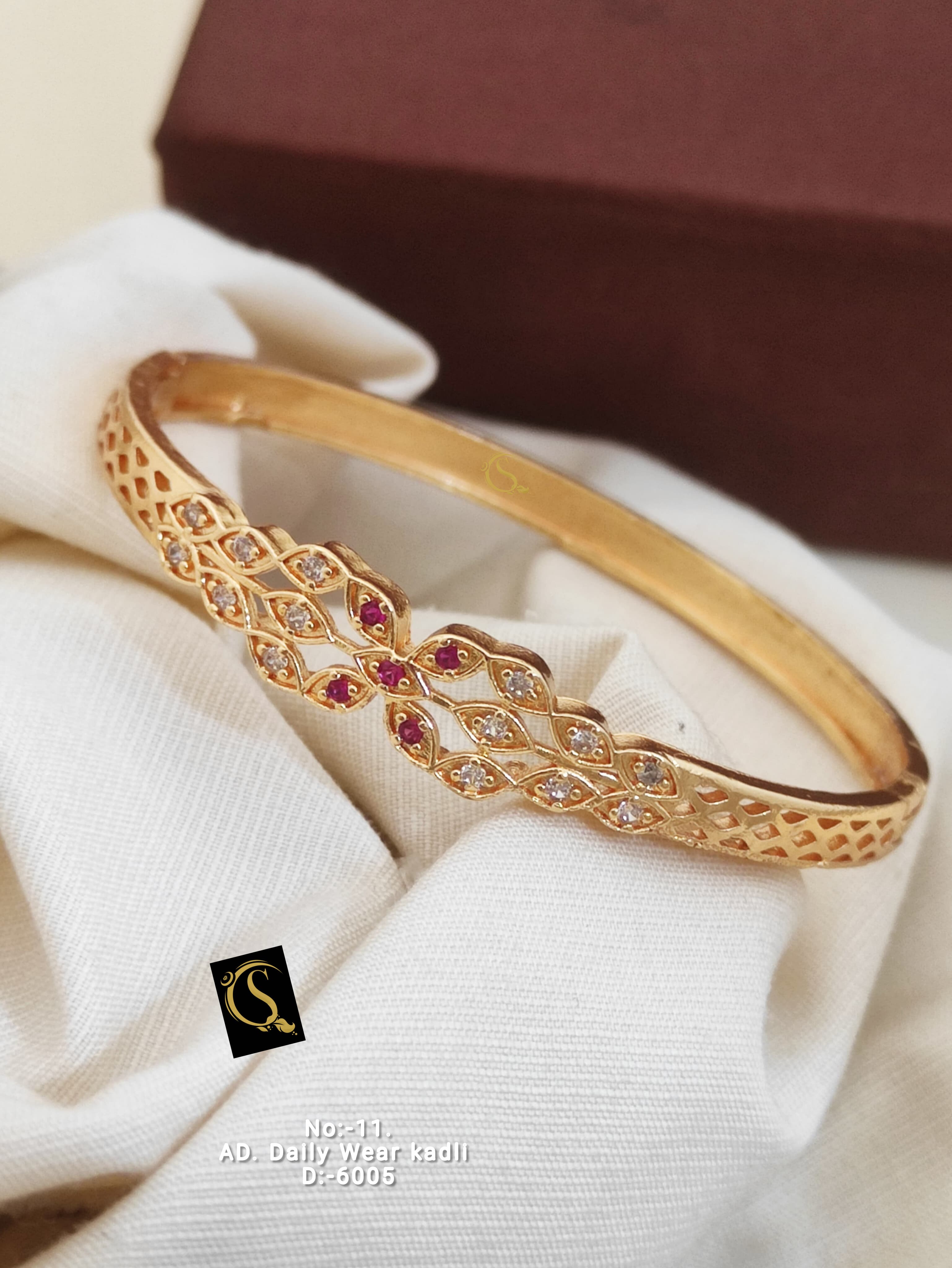 SI008 GOLD PLEATED PREMIUM QUALITY DAILY WEAR BANGLES