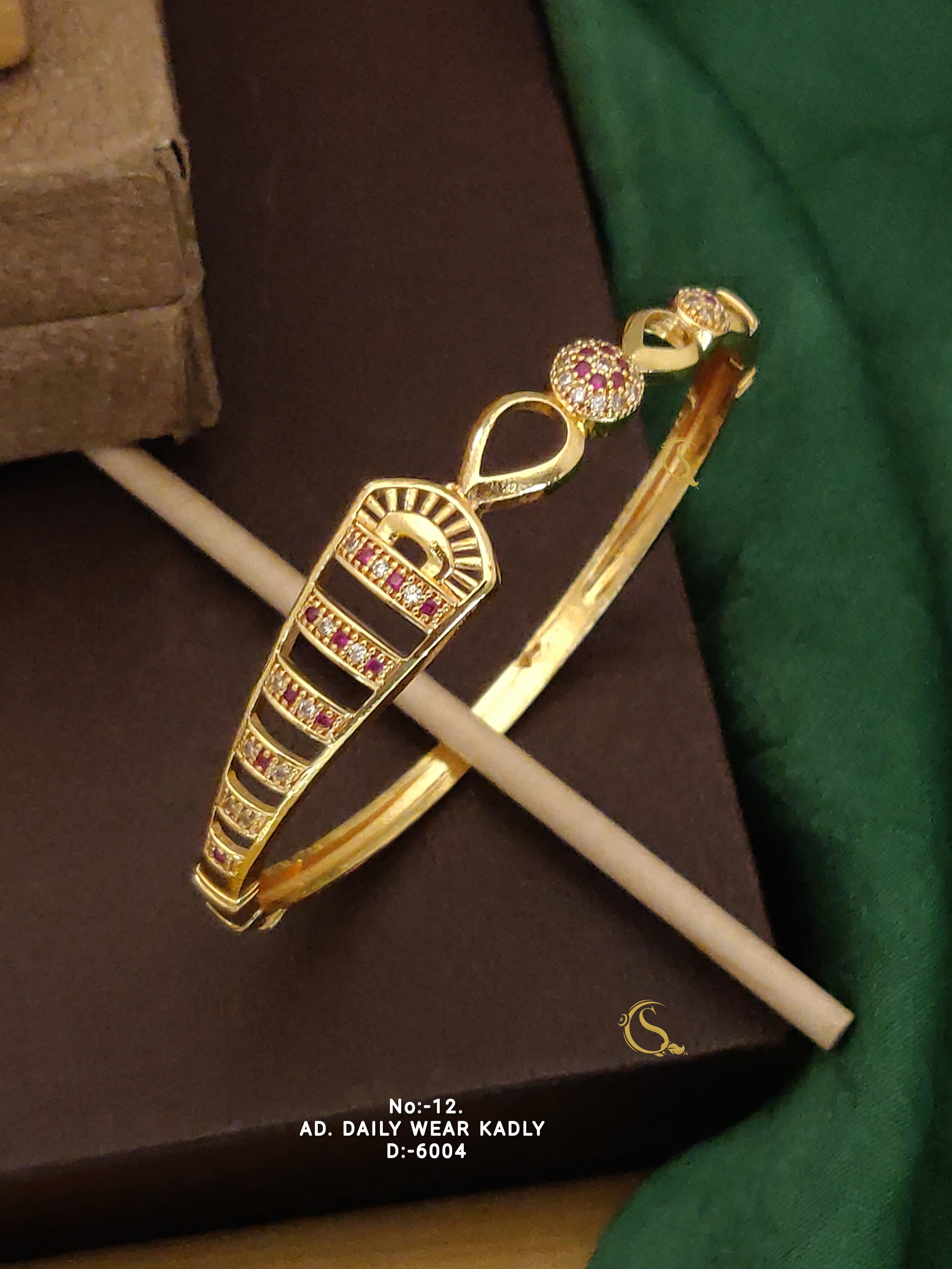 SI008 GOLD PLEATED PREMIUM QUALITY DAILY WEAR BANGLES
