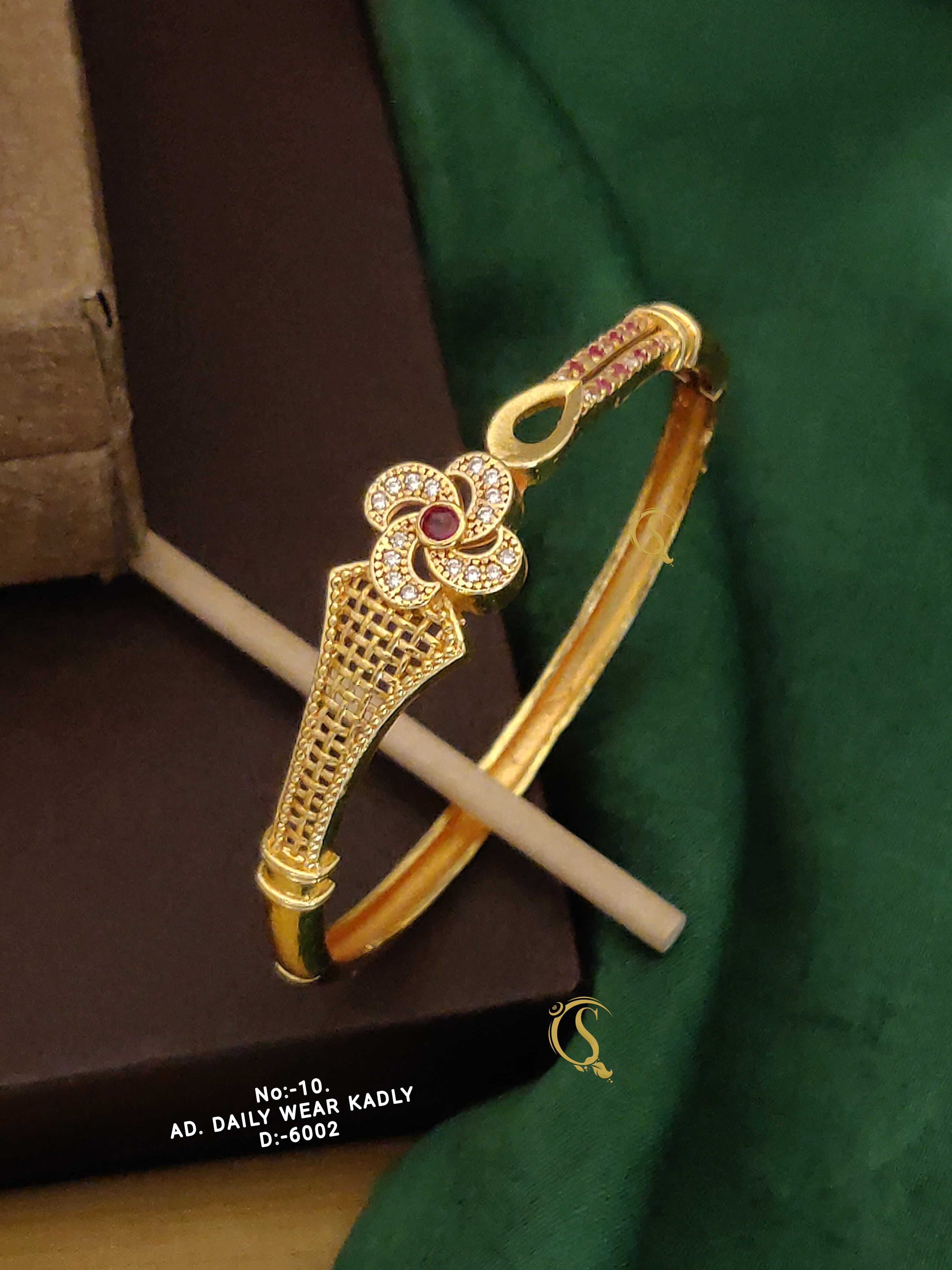 SI008 GOLD PLEATED PREMIUM QUALITY DAILY WEAR BANGLES