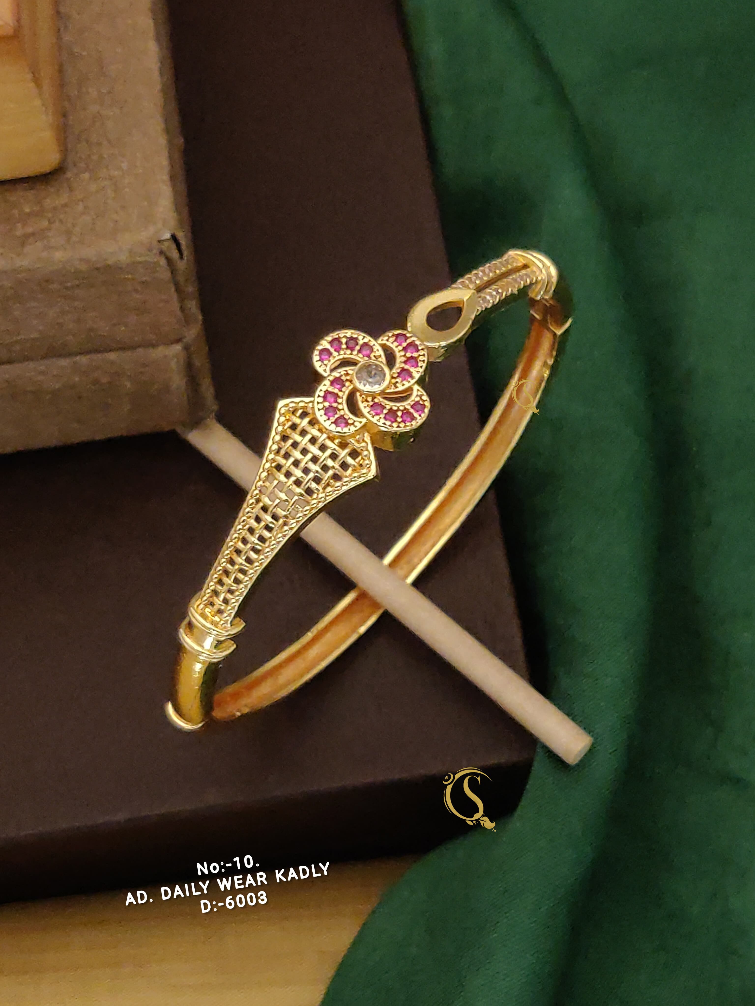 SI008 GOLD PLEATED PREMIUM QUALITY DAILY WEAR BANGLES