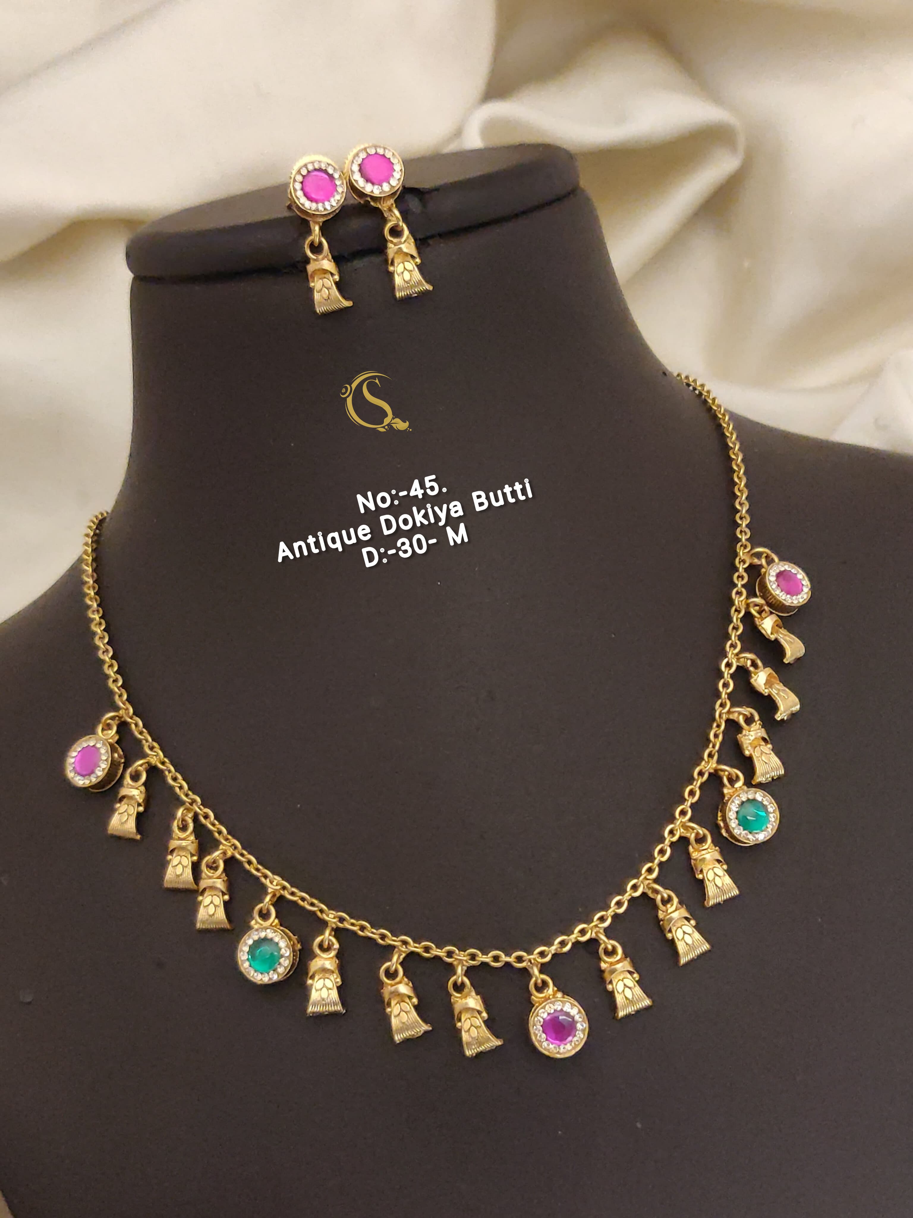 SI009 BEAUTIFUL GOLD PLEATED ANTIQUE DOKIYA BUTTY  WITH EARRINGS
