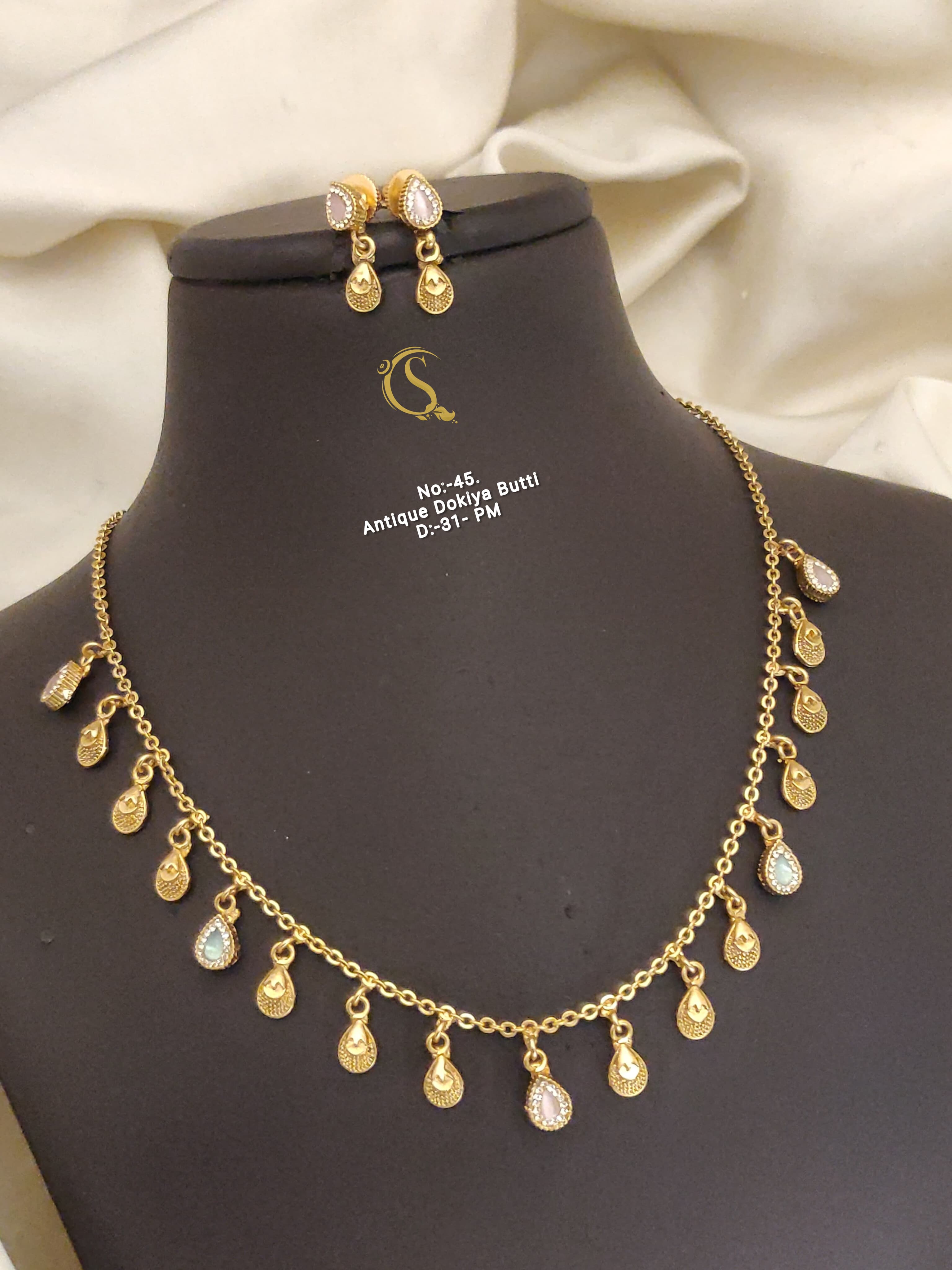 SI009 BEAUTIFUL GOLD PLEATED ANTIQUE DOKIYA BUTTY  WITH EARRINGS