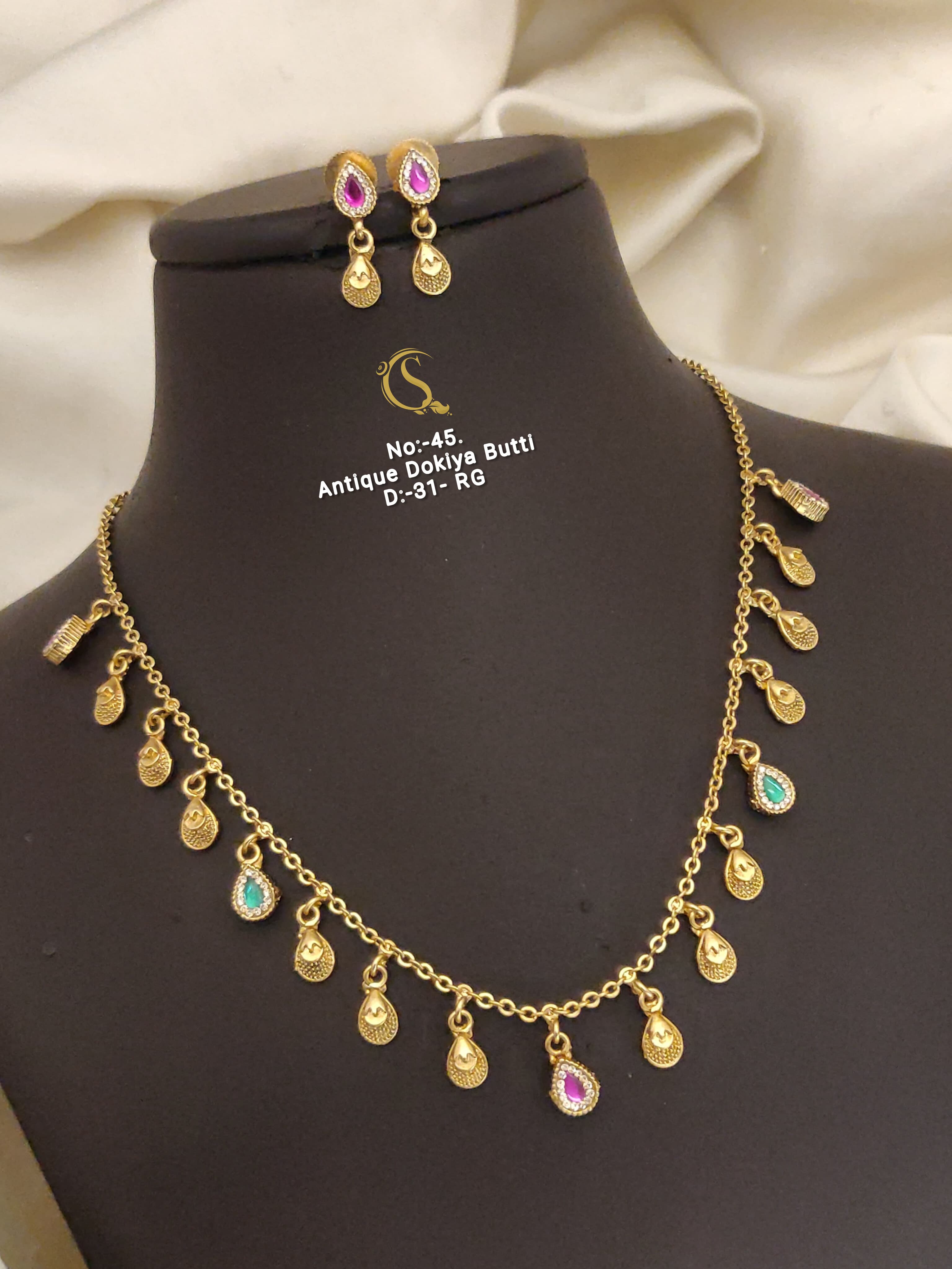 SI009 BEAUTIFUL GOLD PLEATED ANTIQUE DOKIYA BUTTY  WITH EARRINGS
