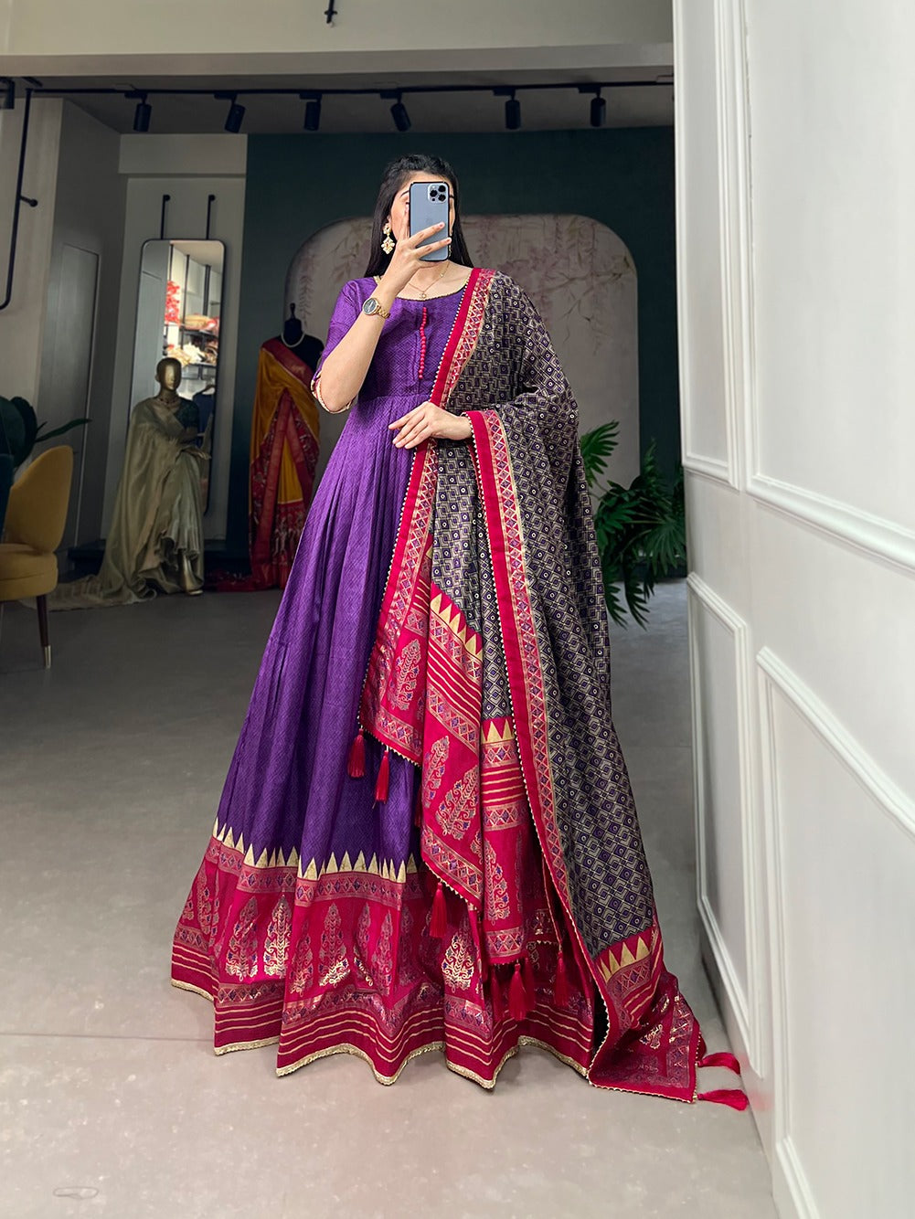 PRD0064 Contemporary yet classic, Be the center of attention with this Tasar silk designer gow