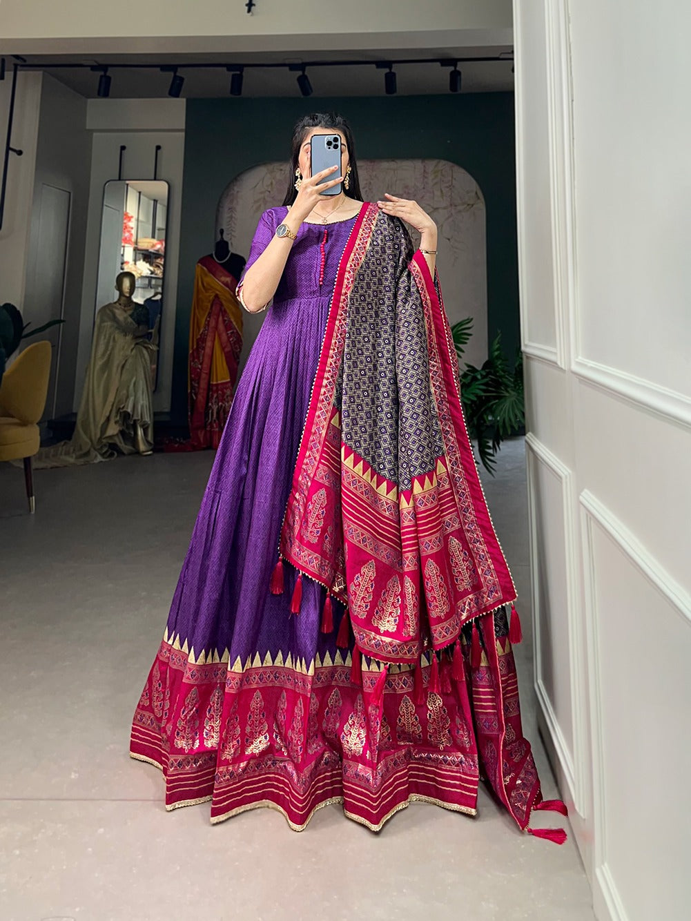 PRD0064 Contemporary yet classic, Be the center of attention with this Tasar silk designer gow