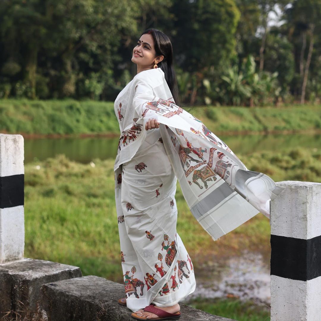 MAT0012  Exquisite Kerala Mural Saree Paired with a Running Print Blouse.