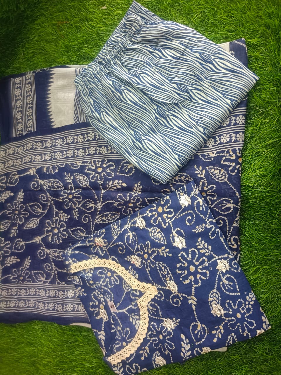 JKM0028 A detailed neckline with funda selves and Daman, Baatik floral print on kurta pant and full printed dupatta.
