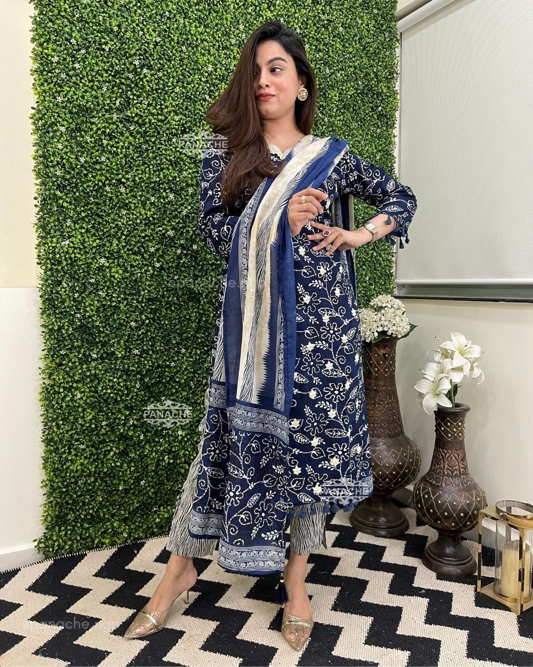 JKM0028 A detailed neckline with funda selves and Daman, Baatik floral print on kurta pant and full printed dupatta.