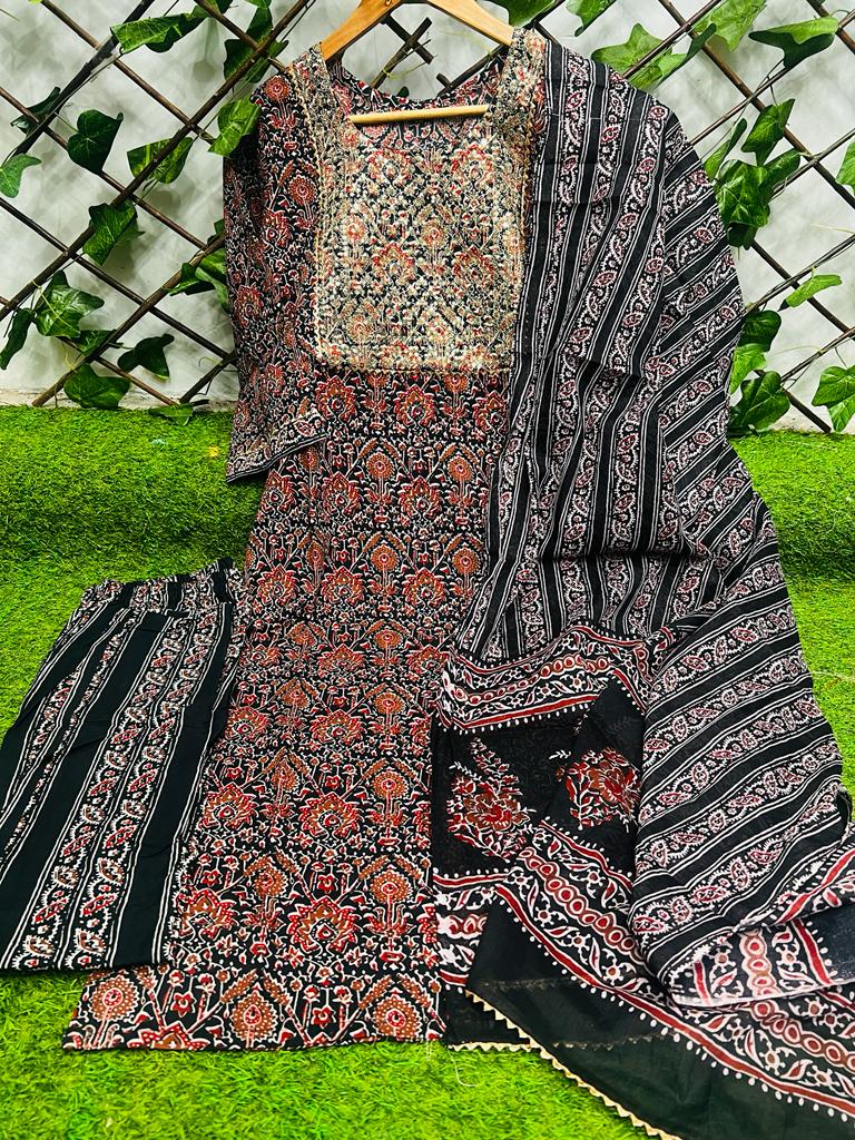 JKM0029 CLASSY AJRAKHS BEING ALL TIME FAVOURITE AND THIS BEAUTIFUL CRAFTED PIECE WILL SURELY MUST HAVE THIS FESTIVE SEASON