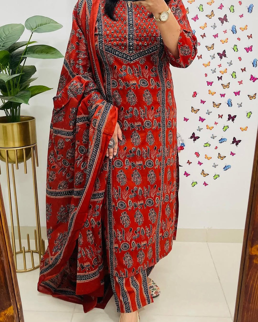 JKM0034  Heavy suit set which is beautifully decorated with handwork weaving and prints