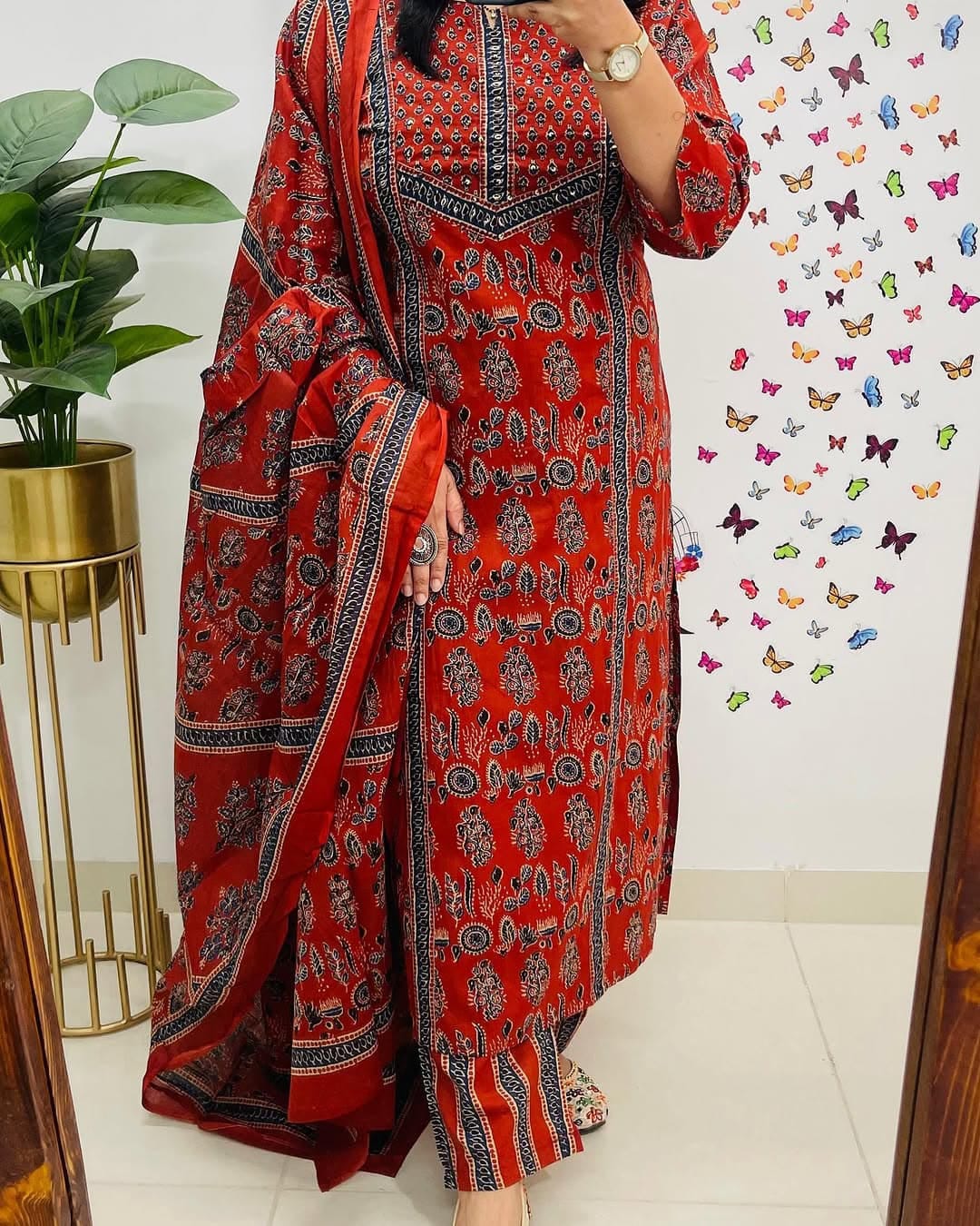 JKM0034  Heavy suit set which is beautifully decorated with handwork weaving and prints