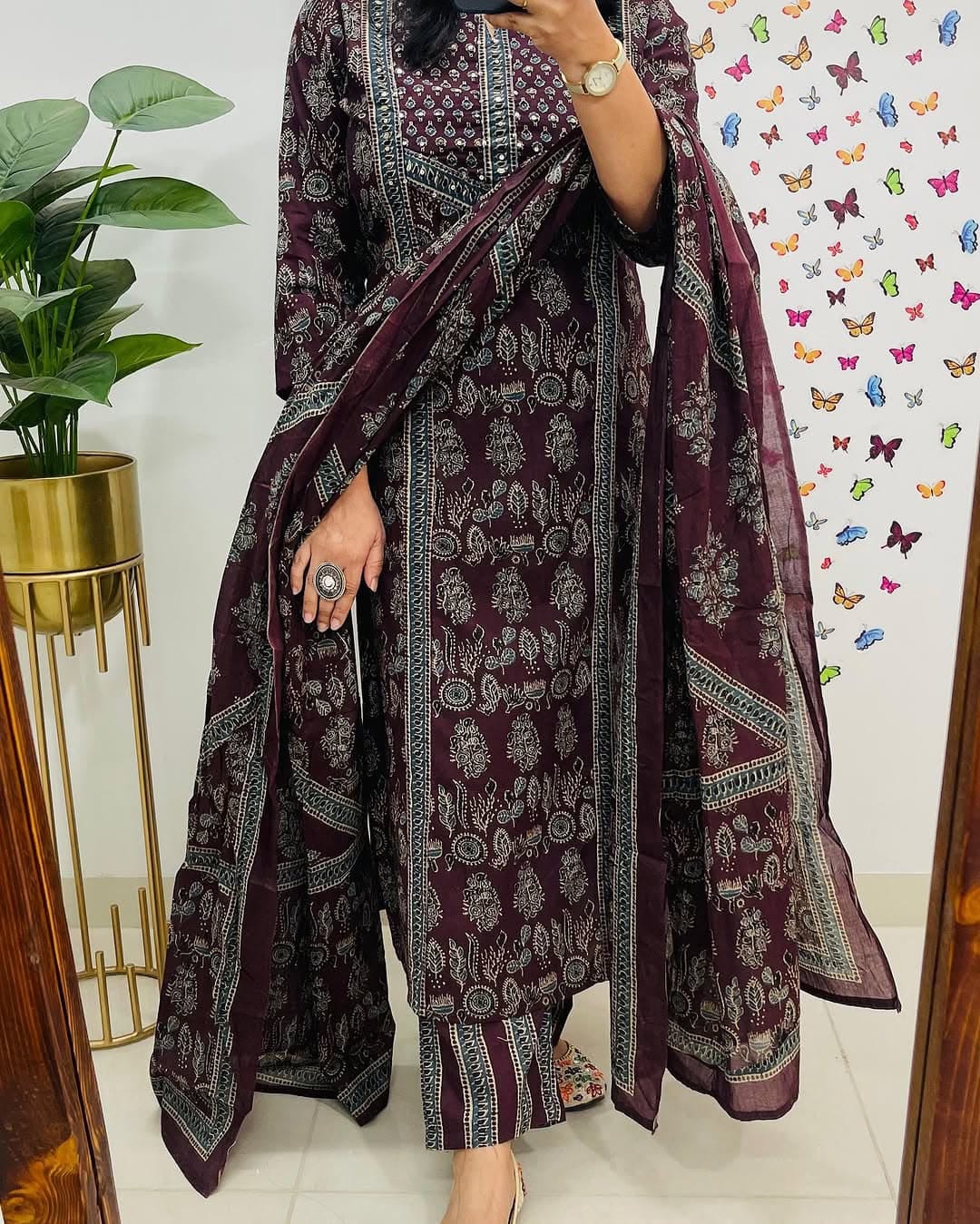 JKM0034  Heavy suit set which is beautifully decorated with handwork weaving and prints