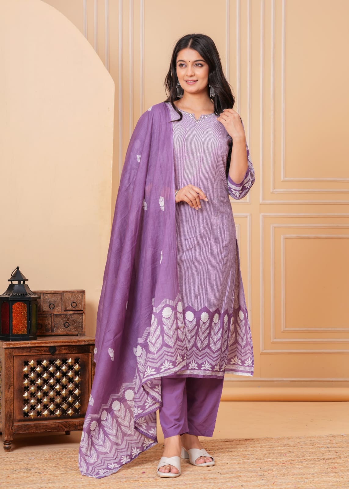 JKM0036 Featuring beautiful Heavy Suit Set which is beautifully decorated with handwork weaving and prints.