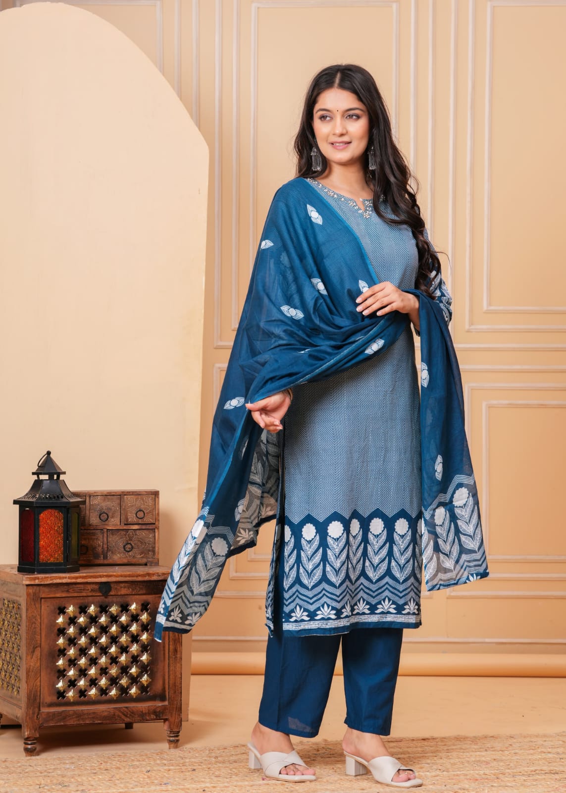 JKM0036 Featuring beautiful Heavy Suit Set which is beautifully decorated with handwork weaving and prints.