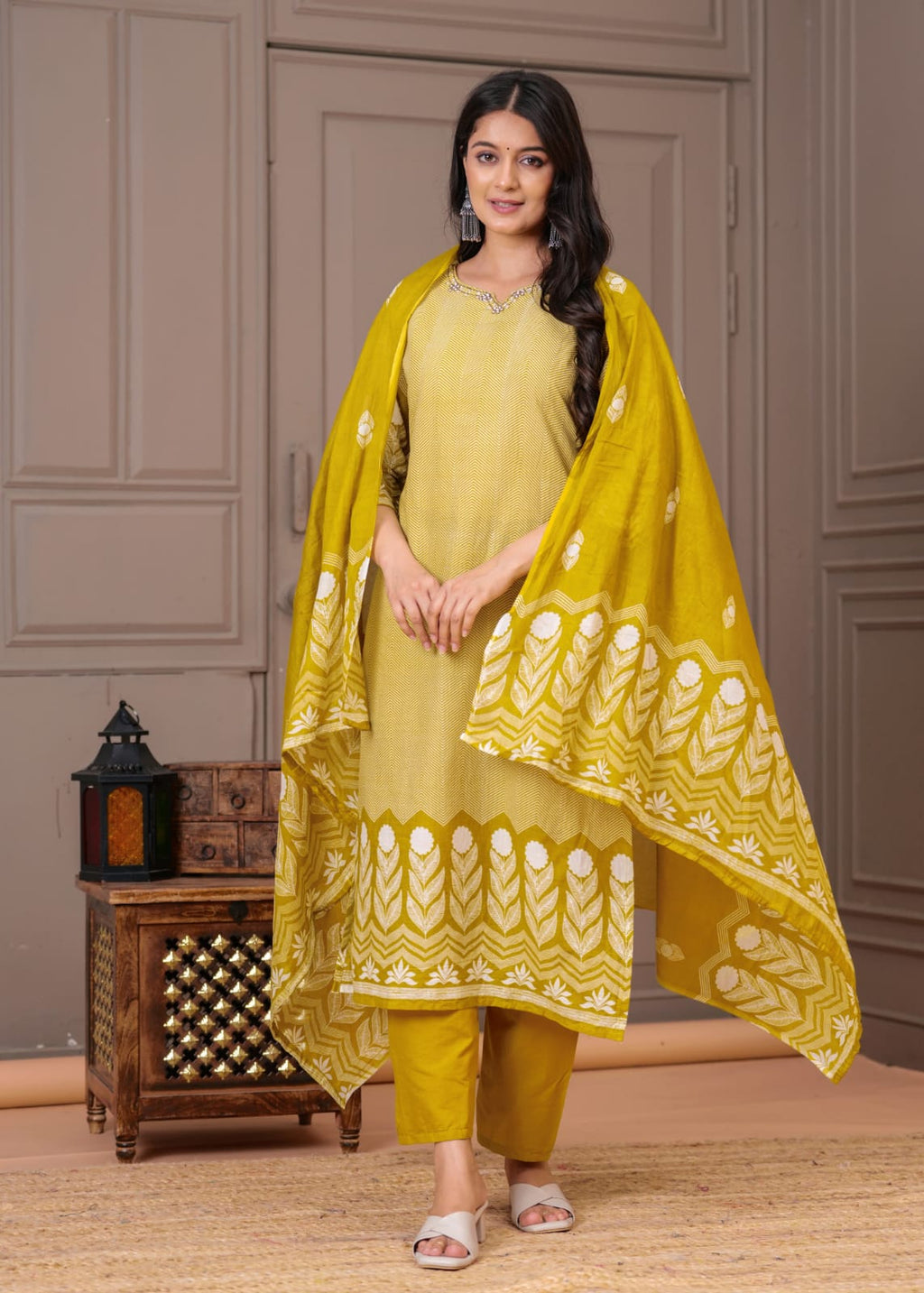 JKM0036 Featuring beautiful Heavy Suit Set which is beautifully decorated with handwork weaving and prints.