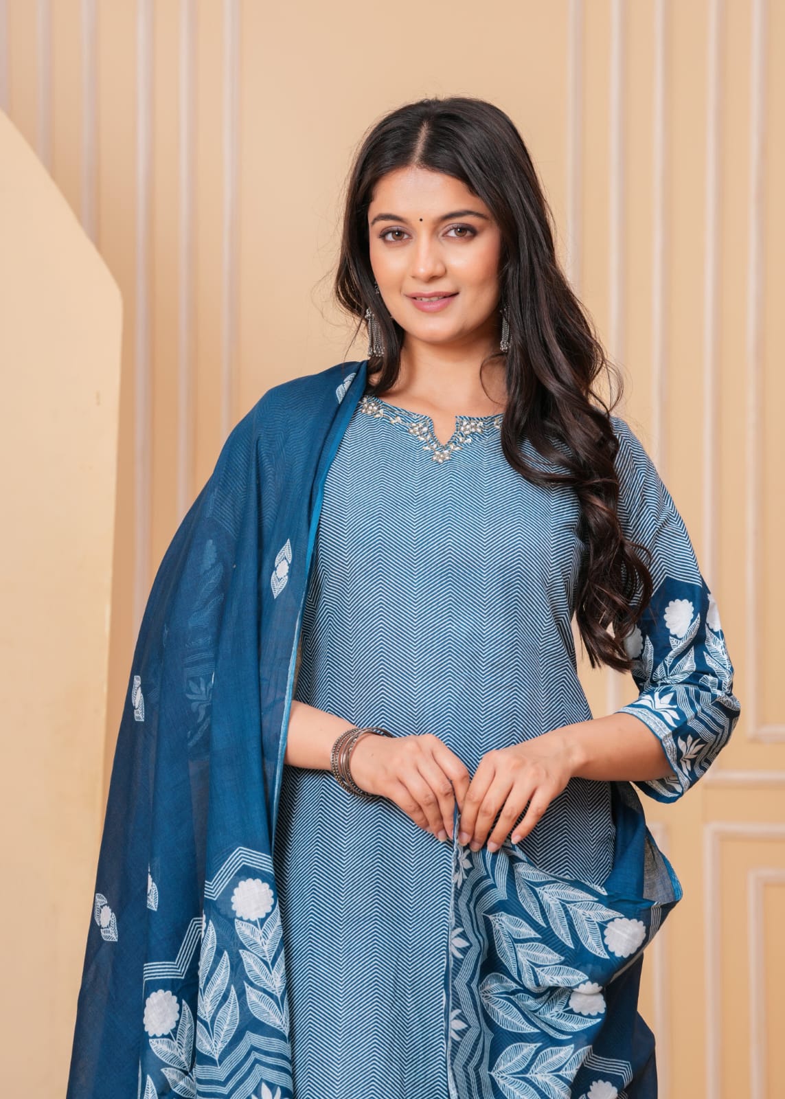 JKM0036 Featuring beautiful Heavy Suit Set which is beautifully decorated with handwork weaving and prints.