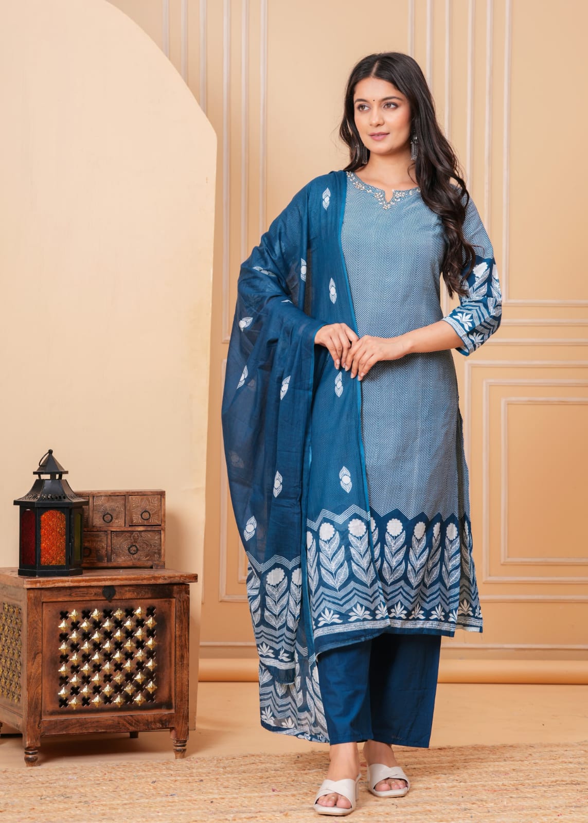 JKM0036 Featuring beautiful Heavy Suit Set which is beautifully decorated with handwork weaving and prints.